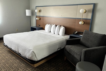 Room, 1 King Bed, Hearing Accessible, Non Smoking (Mobility/hearing, Roll-in Shower)