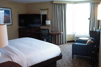 Room, 1 King Bed, Refrigerator