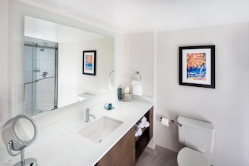 Room, 1 King Bed, Refrigerator
