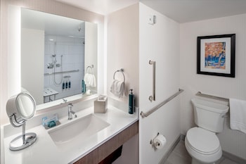 Room, 1 Queen Bed, Accessible (Mobility & Hearing, Roll-in Shower)