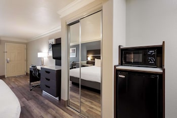 Standard Room, 1 King Bed, Non Smoking, Microwave