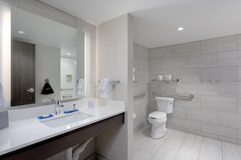 Standard Room, 1 King Bed, Accessible Bathtub (Communications)