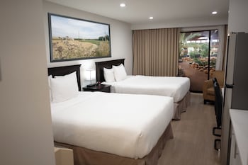 Deluxe Room, 2 Queen Beds, Non Smoking, Pool Access
