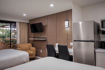 Deluxe Room, 2 Queen Beds, Non Smoking, Pool Access