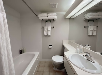 Room (Coast Queen Pool Level with Sofa Bed)