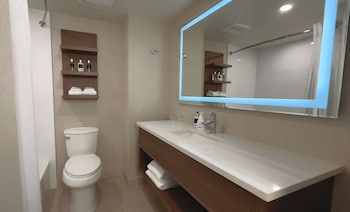 Room (Coast Two Queens)