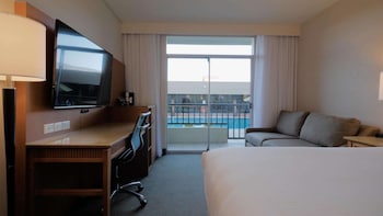 Room (Coast Queen Pool Level with Sofa Bed)