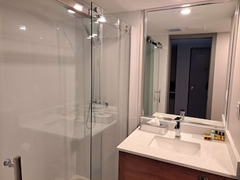 Executive Room, 1 King Bed, Non Smoking (Shower Only)