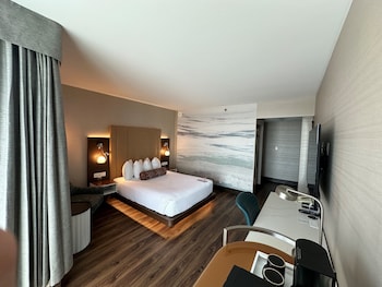 Premium Room, 1 Queen Bed (Coast Premium Queen)