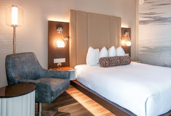 Premium Room, 1 Queen Bed (Coast Premium Queen)