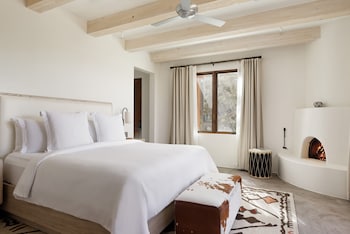 Deluxe Room, 1 King Bed, Non Smoking