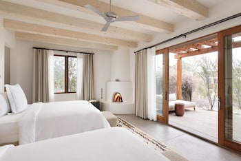 Deluxe Room, 2 Queen Beds, Non Smoking