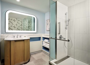Royal Suite, 1 King Bed, Pool View