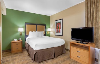 Deluxe Studio, 1 Queen Bed with Sofa bed, Non Smoking