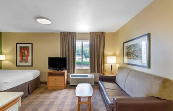 Deluxe Studio, 1 Queen Bed with Sofa bed, Non Smoking