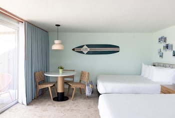 Room, 2 Queen Beds, Pool View
