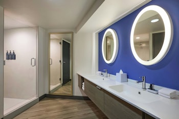Chic, Suite, 1 King Bed, Balcony, Pool View
