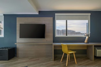 Chic, Suite, 1 King Bed, Balcony, Pool View
