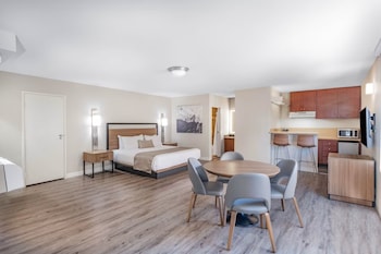 Executive Suite, 1 King Bed with Sofa bed, Non Smoking, Kitchen