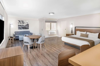 Executive Suite, 1 King Bed with Sofa bed, Non Smoking, Kitchen