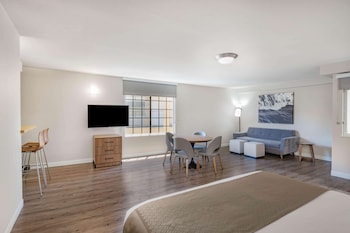 Executive Suite, 1 King Bed with Sofa bed, Non Smoking, Kitchen