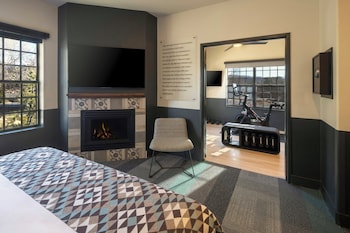 Suite, 1 King Bed with Sofa bed (Peloton)