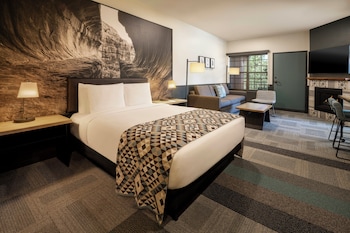 Junior Studio Suite, 1 King Bed with Sofa bed, Patio