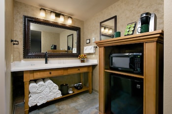 Room, 1 King Bed, Courtyard Area