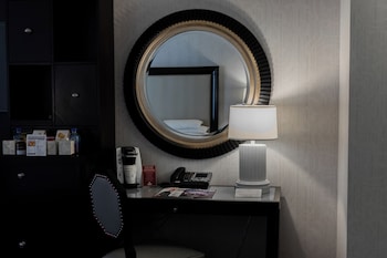 Augustus Executive Suite, 1 King Bed (Newly Renovated)