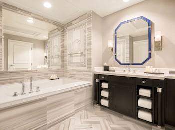 Palace Premium Studio, 1 King, Non-Smoking (Newly Renovated)