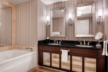 Octavius Pool View Room 2 Queens Non-Smoking