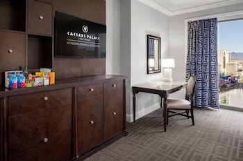 Palace Premium Studio, 1 King, Non-Smoking (Newly Renovated)