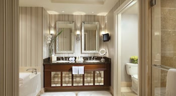 Octavius Executive Fountain View Suite King