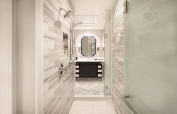 Palace Premium Studio, 1 King, Non-Smoking (Newly Renovated)
