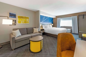 Suite, 1 King Bed with Sofa bed, Non Smoking