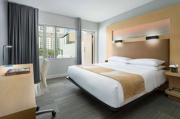 Room, 1 King Bed, Mobility Accessible, Pool View (Terrace)