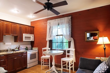 Island City House Queen Suite w/ Porch