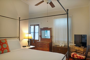Island City House King