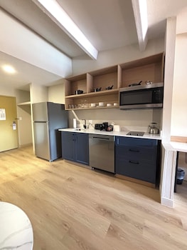 Studio Suite, 1 King Bed, Non Smoking, Kitchen