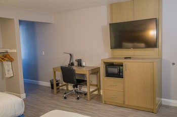 Room, 2 Queen Beds, Accessible, Non Smoking (Mobility/Roll-In Shower)