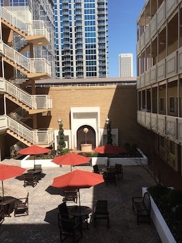 Standard Room, 1 King Bed, Non Smoking, Courtyard View