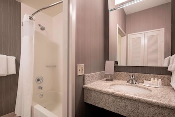 Deluxe Room, 2 Queen Beds, Balcony