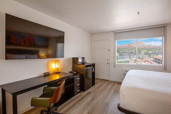 Deluxe Room, 1 King Bed, Patio, Mountain View