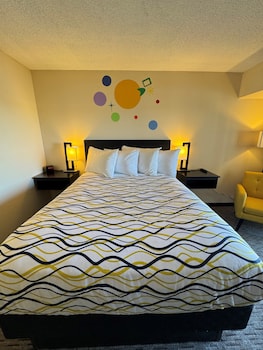 Standard Room, 1 Queen Bed, Balcony