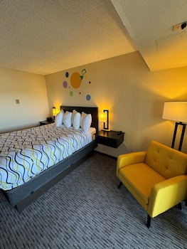 Standard Room, 1 Queen Bed, Balcony