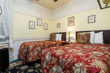 Twin Room, 2 Twin Beds, Shared Bathroom