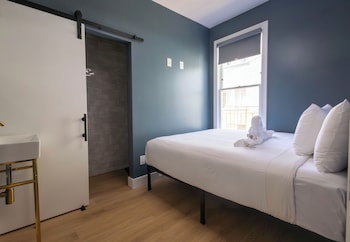 Standard Room, 1 Queen Bed, Private Bathroom