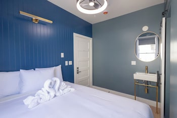 Standard Room, 1 Queen Bed, Private Bathroom