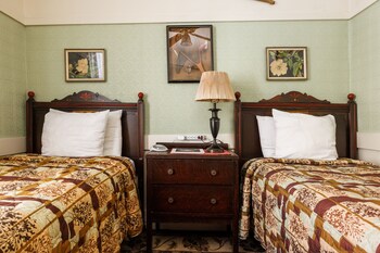 Twin Room, 2 Twin Beds, Shared Bathroom