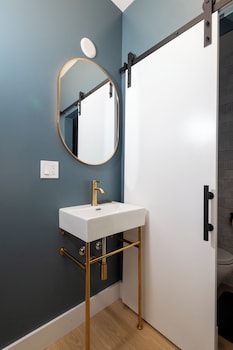 Standard Room, 1 Queen Bed, Private Bathroom